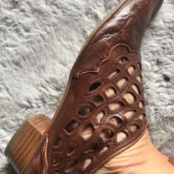 Unique Vintage brown leather loafers with cut out design by Everybody by BZ Moda - Picture 6 of 12